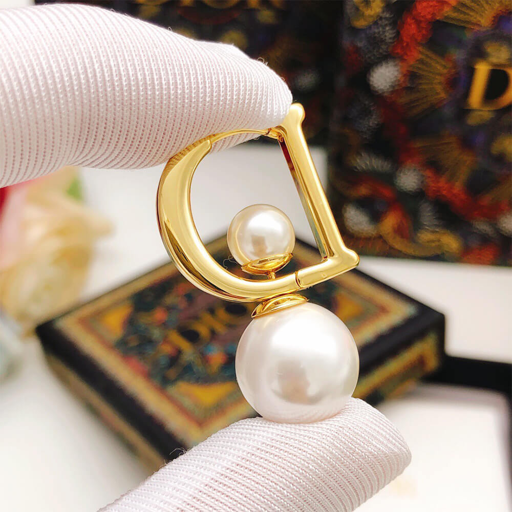 D10r PEARL EARRINGS